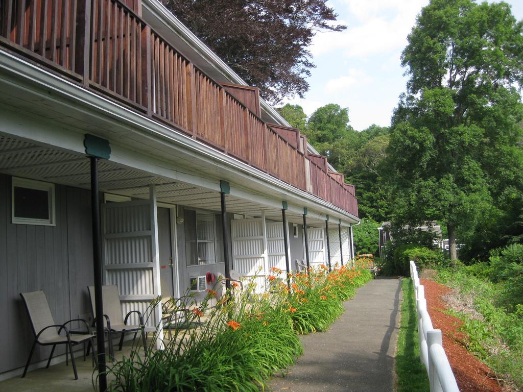 Castle Manor Inn - Motel Gloucester Exterior photo