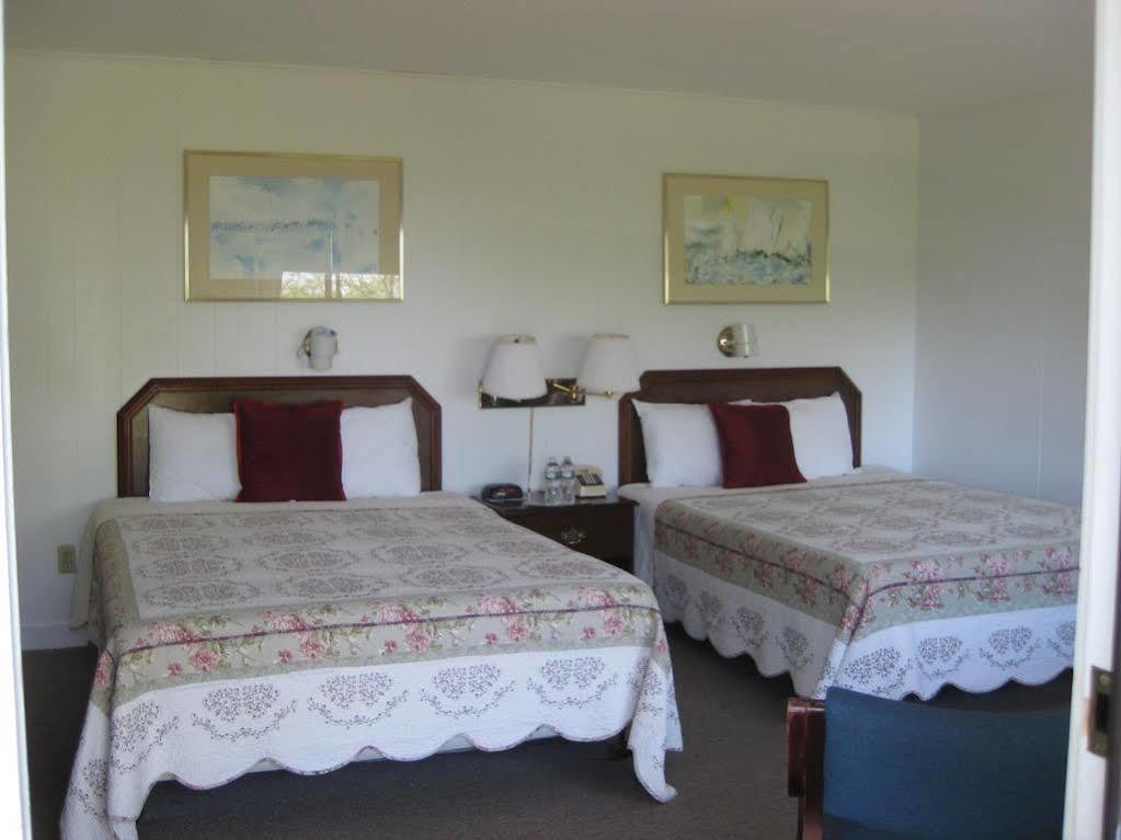 Castle Manor Inn - Motel Gloucester Exterior photo