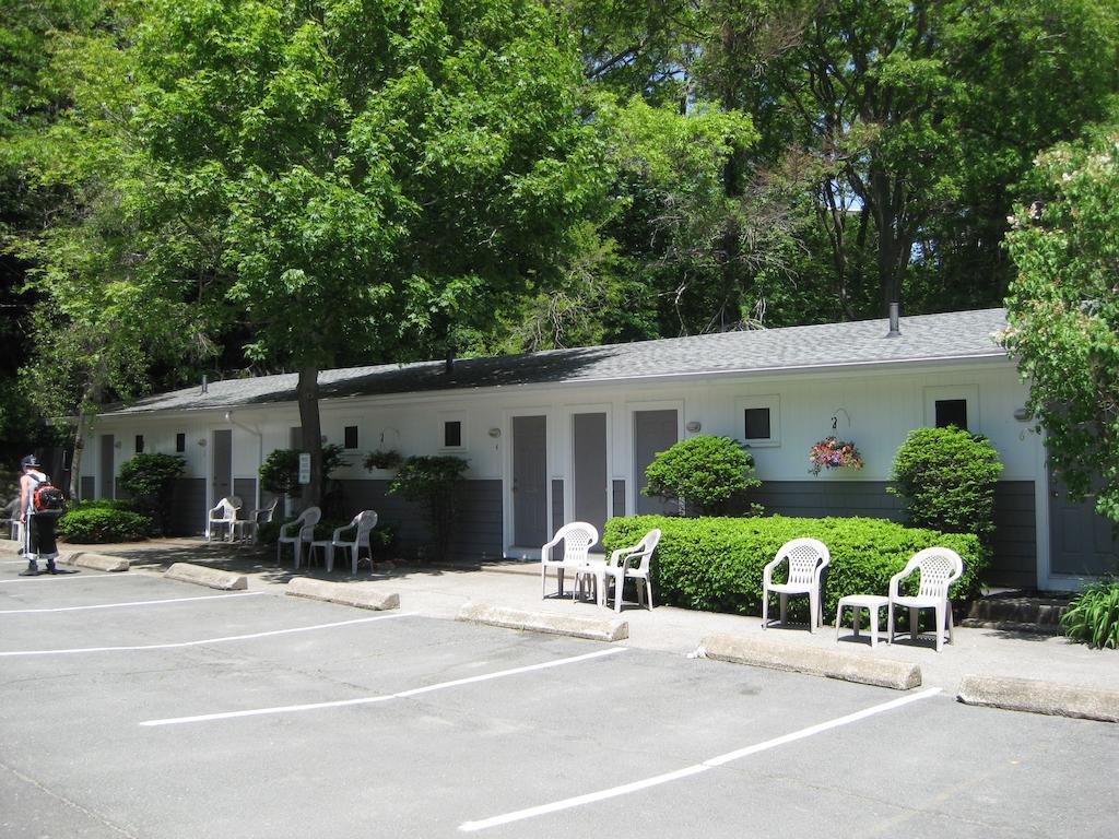 Castle Manor Inn - Motel Gloucester Exterior photo