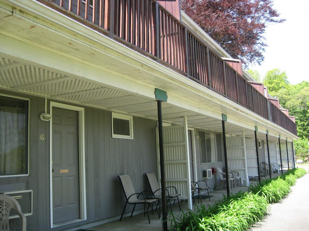 Castle Manor Inn - Motel Gloucester Exterior photo