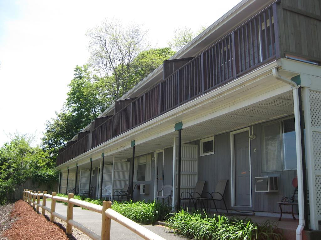 Castle Manor Inn - Motel Gloucester Exterior photo